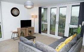 Stylish Central Mk Apartment - Two Bedroom - En Suite - Balcony